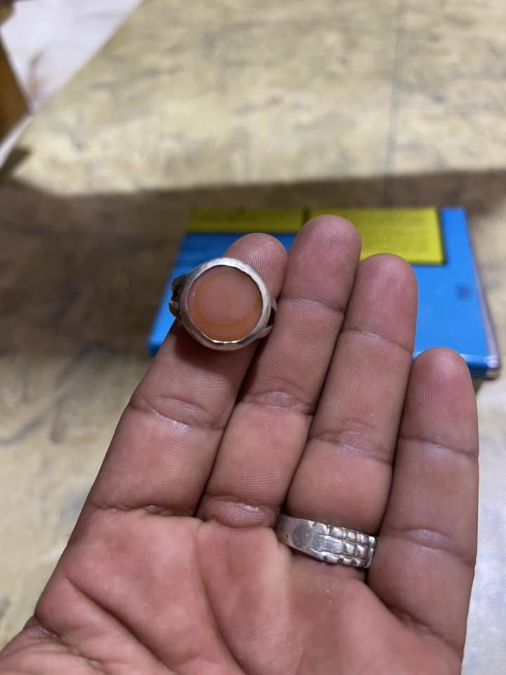 يالله سلام عليكم محابس للبيع واحد عطف بري قديم والثاني عطف بحري والثالث فيروز نيشابوري اصلي ذمه وحجرات سليمانيات قديمات للعلم المحابس كلهن صياغه يدويه مال النجف فضه عيار ٩٢٥الاستفسار على الرقم ***********
