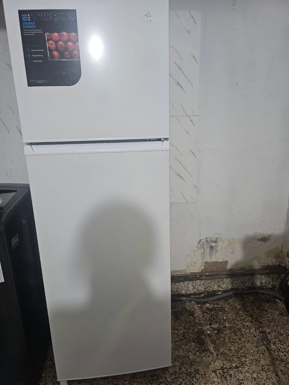 *********** ثلاجة مشتغلة شهرين سعرها 350 وبيها مجال مكانها بالشباب
