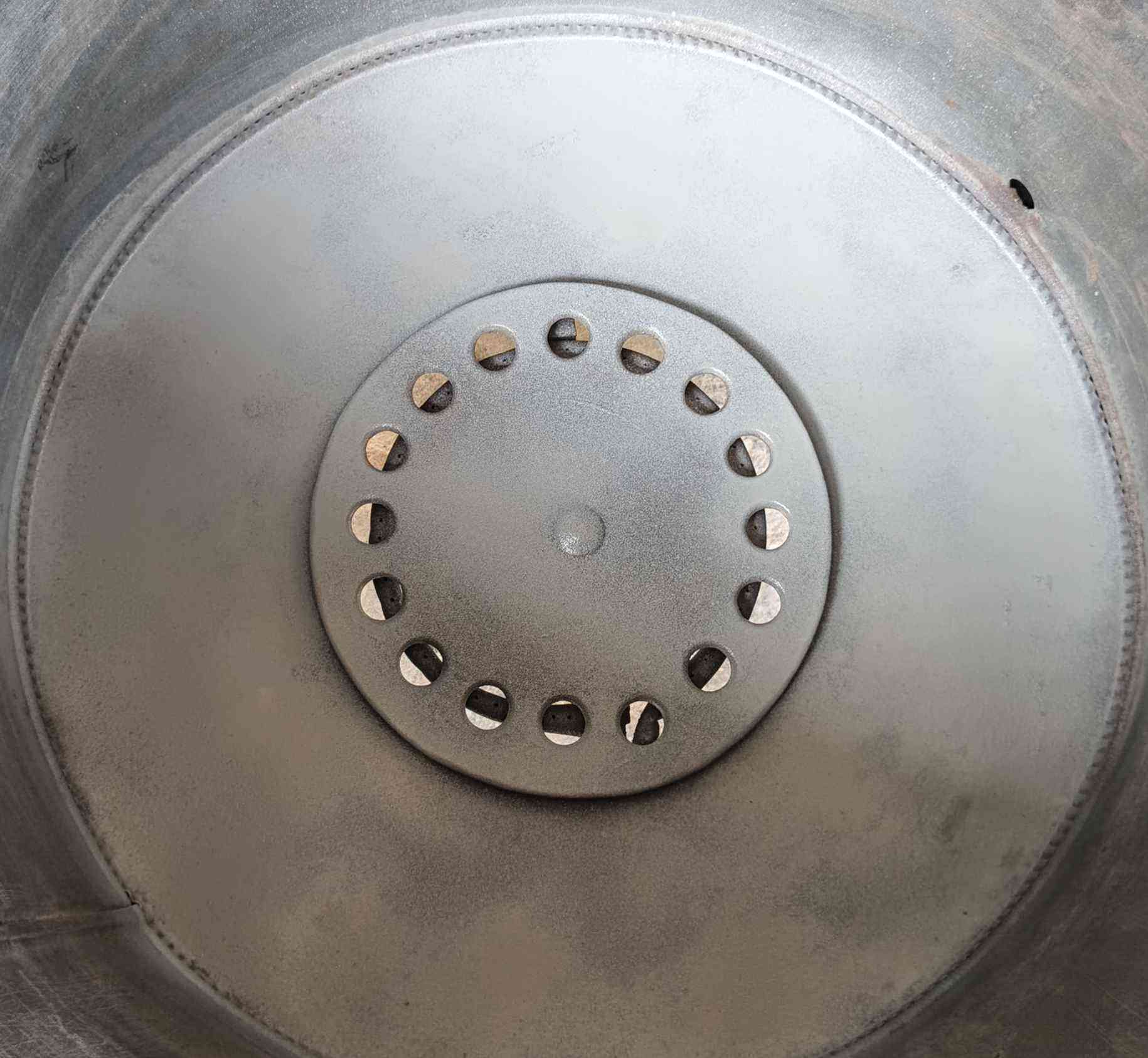 تنور غازي  مع قنينه التواصل /*********** كربلاء, العراق
