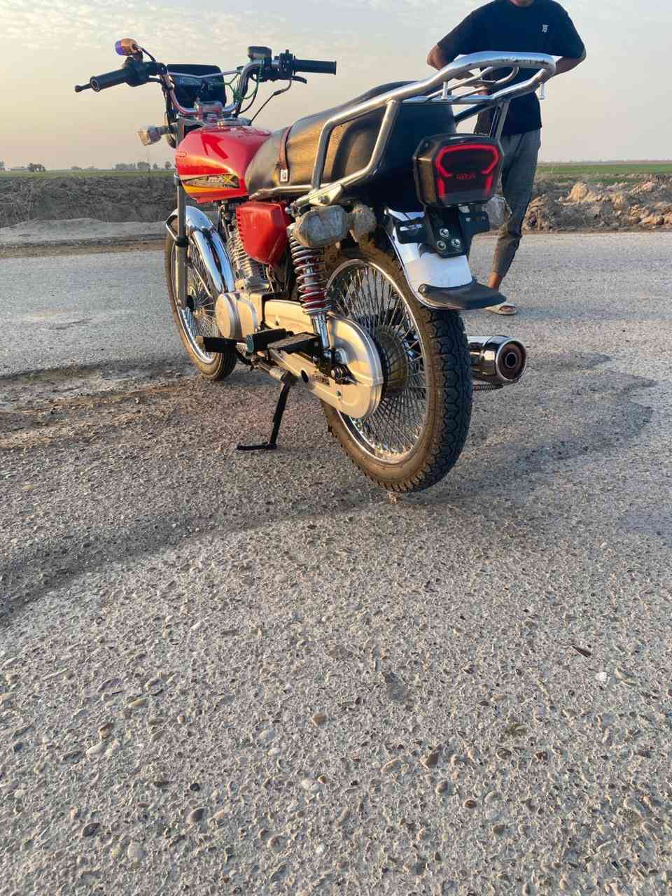 للبيع موديل 24كفاله عامه اوراق سكنر بيه ثنين محرك ما مفتوح برغي بيه دراجه مفوله ما تحط عليه ربع سعر550 مكاني صويره  ***********
