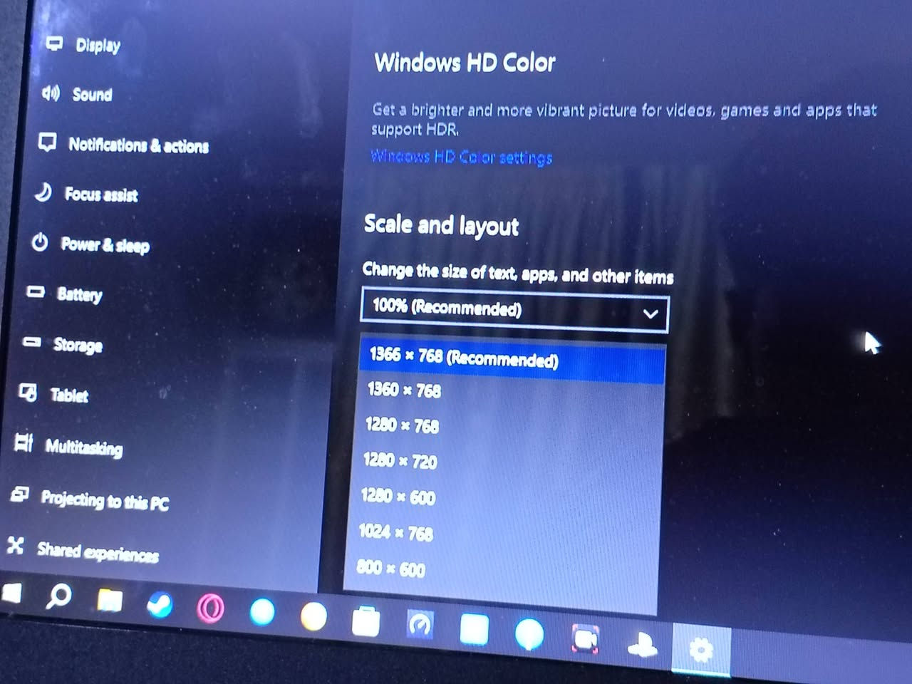 💻🔥 للبيع: لابتوب HP Notebook بمواصفات ممتازة وكارتين شاشة! 🔥💻
السلام عليكم..
للبيع لابتوب HP Notebook بحالة جيدة، الجهاز مواصفاته راقية ويتحمل شغل قوي للدراسة وبرامج الأوفيس.
⚙️ المواصفات الأساسية:
المعالج (CPU): Intel Core i7-6500U (الجيل السادس) 🚀.
الرام (RAM): 8 جيجابايت DDR3 بسرعة 1600MHz 🧠.
كارت الشاشة (VGA): كارتين شاشة (داخلي Intel HD 520 + خارجي AMD Radeon R5 M330 بحجم 2 كيكا) 🎨.
التخزين (HDD): مساحة كبيرة 1 تيرا (1TB HDD) 💾.
الشاشة: دقة HD واضحة وممتازة بتردد 60Hz 📺.
المنافذ: يحتوي على منفذ DVD، منفذ HDMI، عدد 3 منافذ USB، ومنفذ للإنترنت (LAN) 🔌.
النظام: Windows 10 Home (64-bit) 💿.
الشاحن: مرفق معه شاحن من نوع F&M الحديث وعالي الكفاءة ⚡.
🔋 حالة البطارية:
البطارية بحالة جيدة جداً ⚡.
⚠️ ملاحظات:
كيبورد اللابتوب عطلان بالكامل، لكن الجهاز يجي وياه كيبورد وماوس خارجي ماركة R8 (هدية) ⌨️🖱️.
📍 المكان: بغداد - الأمين الثانية.
💵 السعر: السعر انتو قيمو يولد.
📞 للتواصل: للاستفسار أو الشراء، يرجى الاتصال على الرقم: *********** أو مراسلة عبر واتساب
