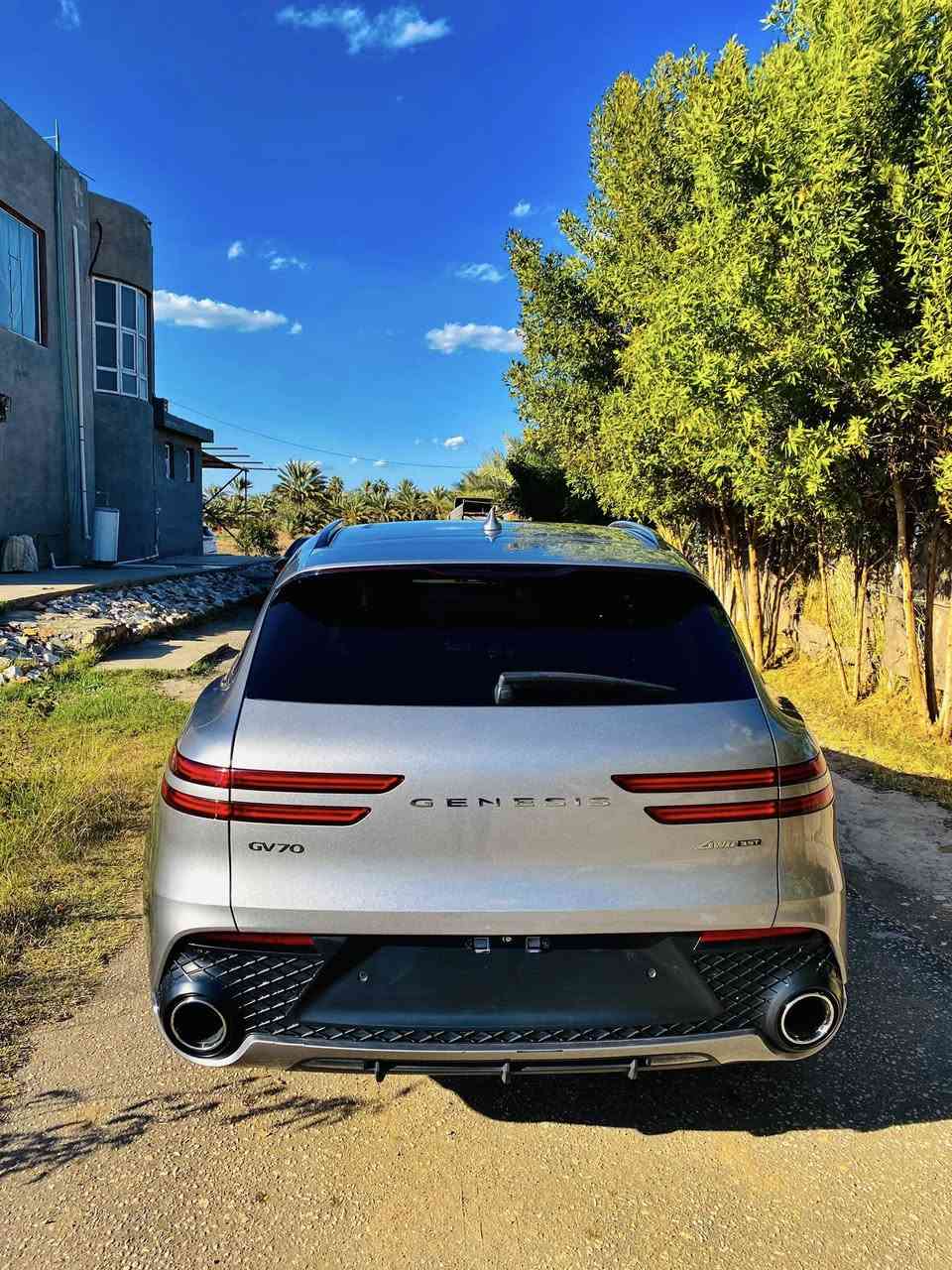 السلام عليكم
🚗 For Sale: 2022 Genesis GV70 Sport Prestige — Premium Luxury SUV
محرك 6 سلندر V6 توين تيربو سعة 3.5 لتر
 • قوة 375 حصان
 • عزم 391  حوالي(530 نيوتن متر) 
 • ناقل حركة أوتوماتيك 8 سرعات
 • نظام دفع كلي AWD

⸻

🛋️ الداخلية والراحة
 • مقاعد جلد نابا فاخرة
 • مقاعد أمامية وخلفية تدفئة
 • تكييف ثلاث مناطق
 • شاشة ترفيه 14.5 إنش
 • عدادات رقمية 12.3 إنش
 • نظام صوتي فاخر Lexicon
 • ديكورات داخلية كربون فايبر
 • عرض المعلومات على الزجاج الأمامي HUD

⸻

🛣️ الشكل الخارجي
 • فئة Sport Prestige (أعلى فئة)
 • جنوط رياضية 21 إنش
 • تصميم رياضي فاخر وأنيق

⸻

🧠 الأمان والتقنيات
 • مثبت سرعة متكيف
 • مراقبة النقطة العمياء
 • التحذير من مغادرة المسار
 • مساعد الركن الذكي عن بُعد
 • أنظمة أمان متكاملة

⸻

 • سيارة مريحة وقوية ومناسبة للاستخدام اليومي والسفر
 • تجمع بين الفخامة، الأداء، والتكنولوجيا
▪️السيارة تقرير غرق

💰 السعر: 315 ورقة
📍 الموقع: بابل
📞 للتواصل:***********
