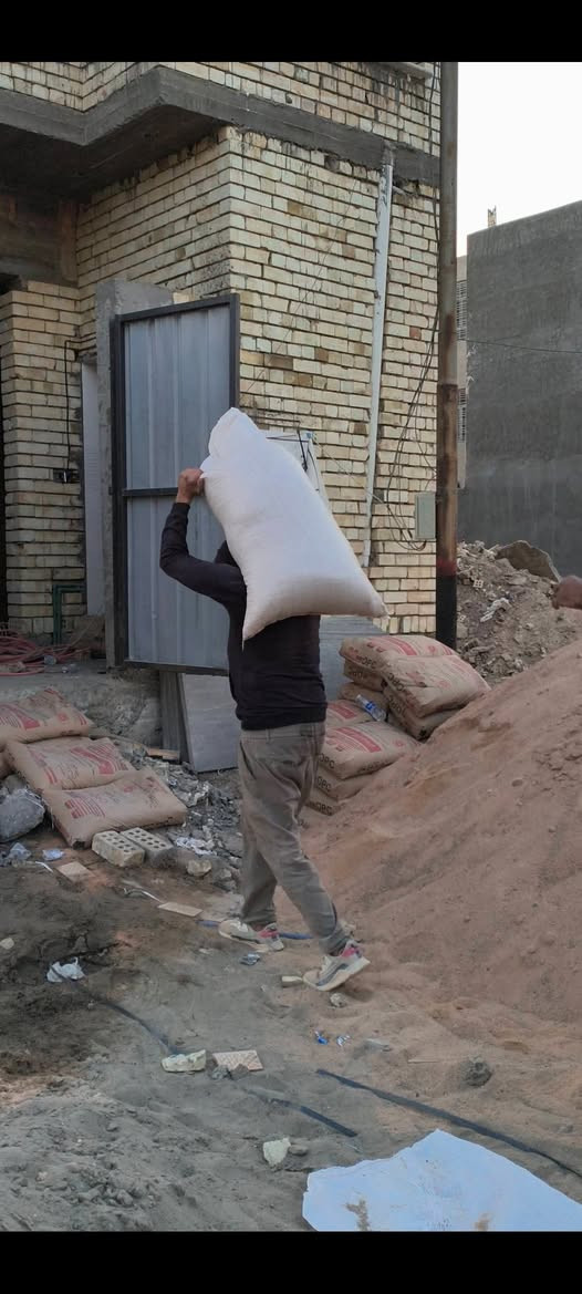 السلام عليكم كادر عمال تصعيد كافة مواد البناء على الضهر رمل طابوك تصعيد سيراميك اشتايكر كاشي فرمستون تكشير حيطان تفليش صب ابيوت تدخيل سبيس وحدل نقل اثاث البيت تصعيد اتراب السطح وحدل تشميع بتلو مساوه تطليع أنقاض قلع تراب قلع كاشي نعمل بنسب لأسعار نعمل ليلاً ونهاراً شرط شغل درجه اولى خابرني وبخدمتك ***********
