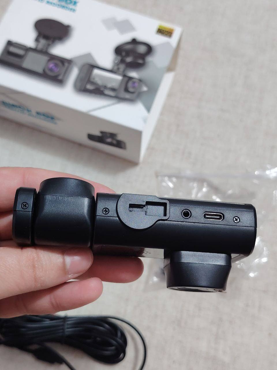 داش كام كاميرة سيارة ذكية ثلاثية مزودة بتقنية Wi-Fi
وتتميز ب: تسجیل ثلاثي الكاميرات (أمامية 1080P، داخلية 720P، خلفية 720P) لتغطية شاملة. دعم بطاقات SD مع ذاكرة وصول عشوائي (RAM) سعة 64 جیجابایت لكل کامیرا، مع تشغيل مستمر عبر ولاعة السيارة. 
تقنية WDR لتعديل الإضاءة التلقائي، وتقليل زاوية الرؤية عند الركن، بالإضافة إلى تسجیل حلقي وحماية للفيدیوهات المهمة. تتضمن محتویات الصندوق کامیرا المسجل، شاحن Type-C، کامیرا خلفية مع کابل 6 متر، أدوات تثبيت

السعر ٤٥ الف والتوصيل #مجاني لكل محافظات العراق للحجز خاص


**إذا كنت صاحب هذا الإعلان وتريد حذفه لأي سبب، رجاءا أرسل رسالة إلى الدعم الفني**