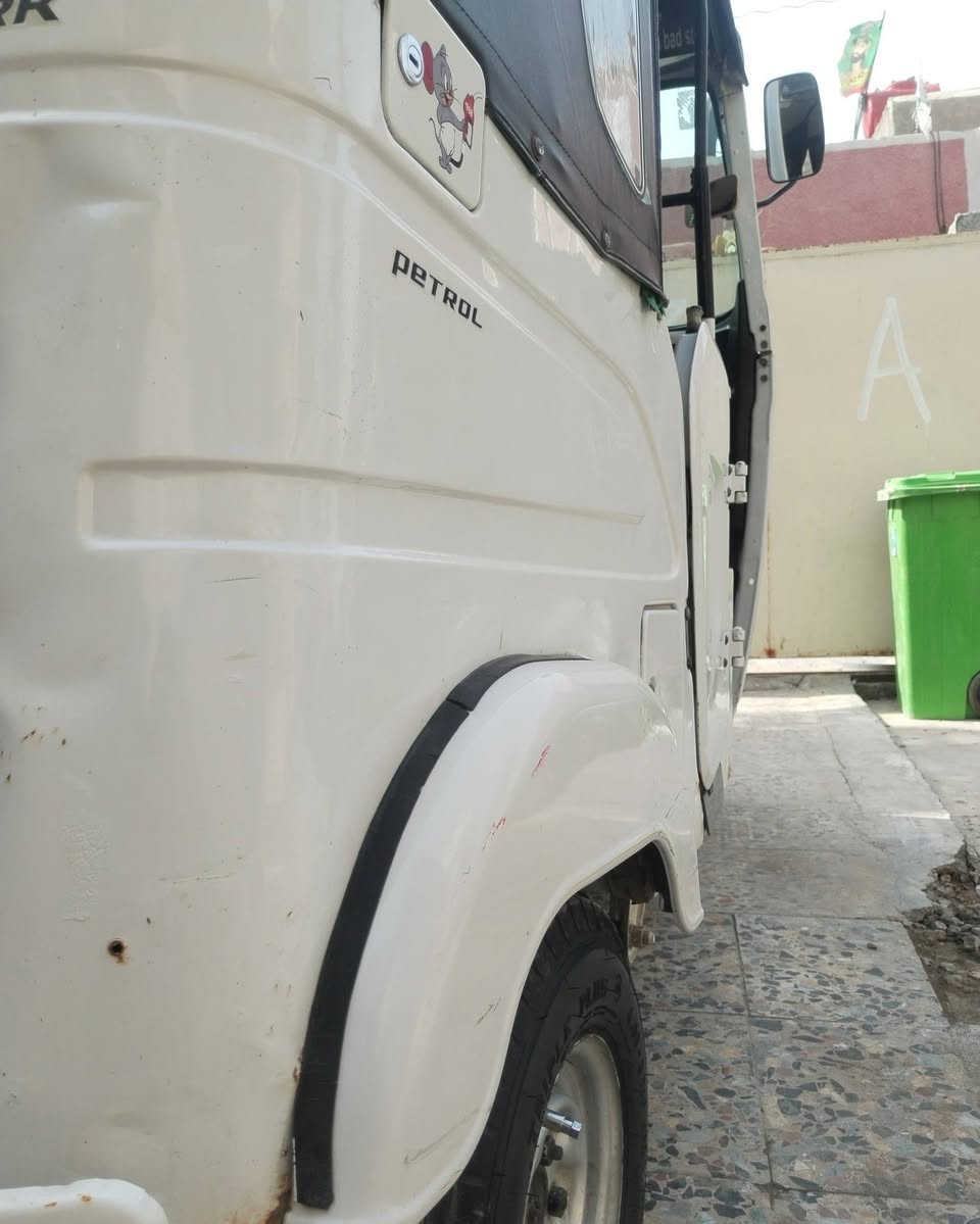 سلام عليكم تكتك مديل 2021 شهر 11طالعه بل2022 تكتك بسمي تحويل ثاني يوم هسئ جديده رقم نكليزي مكينه مكفوله بيهه طخه بل بك لايت بس تخم تاير جديد صالي سبوع من شديته مكاني المحموديه رقم ***********  السعر7750وبيهه مجال
