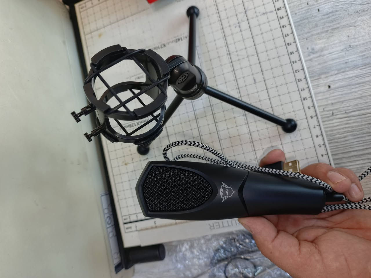 اسم المنتج: ميكروفون ستريمنج Trust GXT 232 Mantis.المميزات الرئيسية: يتضمن كابل USB بطول 1.5 متر، وحامل ثلاثي القوائم، وفلتر صوت (Pop filter) لتقليل الضوضاء.التوافق: يعمل مع أجهزة الكمبيوتر الشخصية، واللابتوب، وأجهزة PS4
السعر 40 الف


**إذا كنت صاحب هذا الإعلان وتريد حذفه لأي سبب، رجاءا أرسل رسالة إلى الدعم الفني**