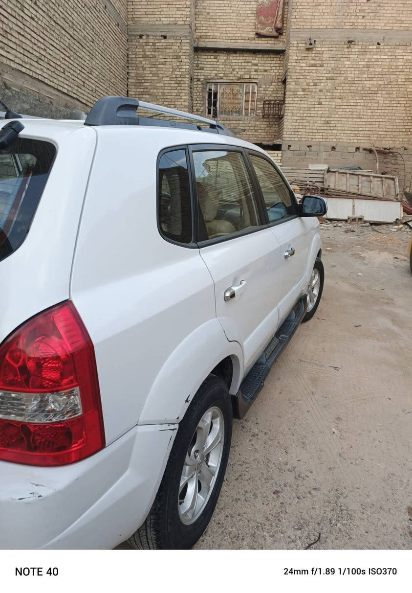 توكسان ٢٠١٠ باسمي اللون أبيض تخم تاير باتري جديد مسجل شاشة كيج حماية كير والمحرك بحالة ممتازة تبريد جيد جدا الاتصال *********** السعر ١٢٠
