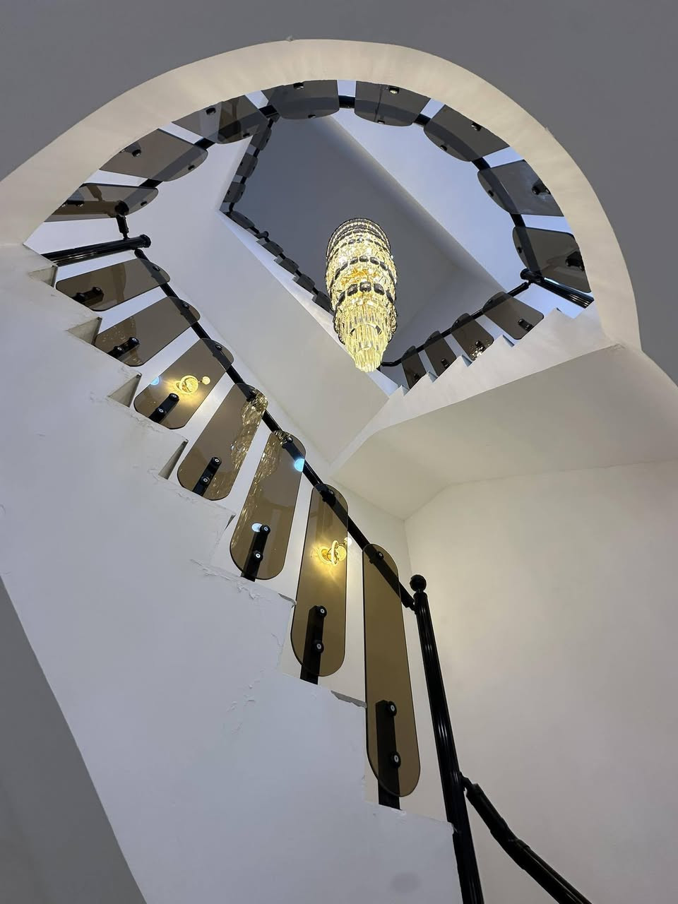 بسم الله ماشاءالله
🏠#دار_للبيع   100متر واجهيه 6،25متر نزال 16متر
  طابقين   بناء حديث وتصميم متكامل ✨️
يحتوي البيت. ع[4غرف نوم -استقبال -صحيات عدد 2- صالة- ومطبخ] البيت شغل درجة اولى 
مع الخدمات[ماي-كهرباء-تبليط]✨️
🔴ملاحضه البيت جاهز للسكن 🔑
⬅️نوع العقار  طابو زراعي سند 25 اقرار محكمه 
⬅️العنوان #بغداد_الدوره_البوعيثه   
       مجمع السلطان الاول 
🔴للاستفسار  خاص او الاتصال ع  الرقم 
☎️***********
☎️***********
