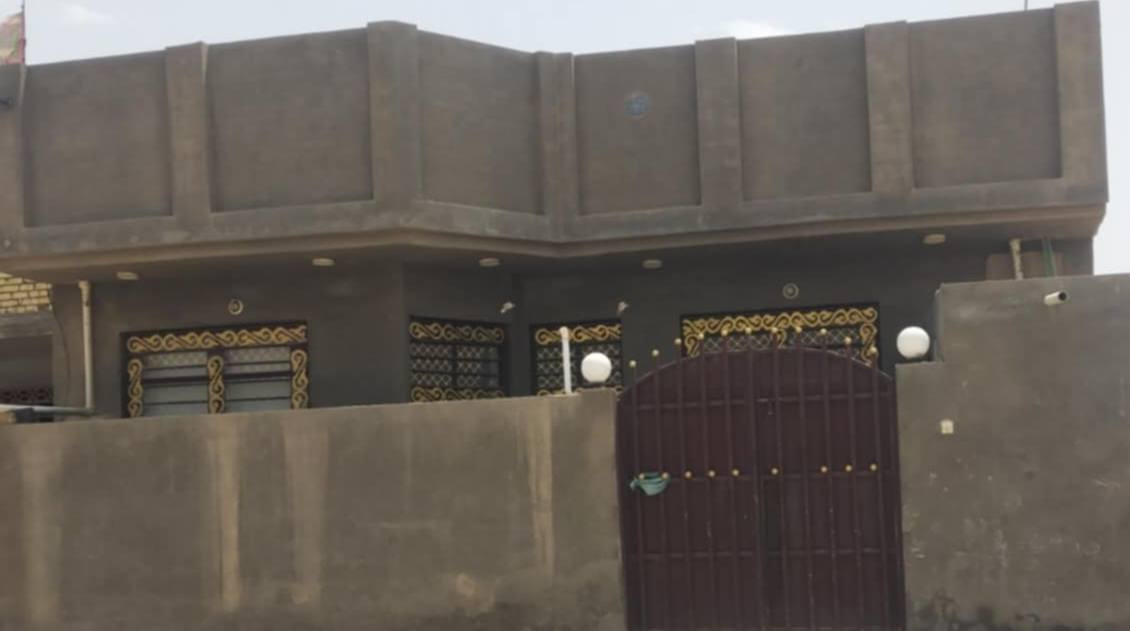 دار للبيع مساحته  180متر  طابو زراعي سند 25 تحويل مباشر بسم مشتري ع طريق المعاره تعبر صوره مال البزل شويه يبعد عن شارع العام 50متر بناء حديث طابوك وصب كونكريت متكون من 
غرفه نوم  عدد 2 
صاله 4*8
مطبخ 5*5 + مطبخ بارد  
استقبال 4*6
مجمع صحيات داخليه وخارجيه علمن لبيت جاهز من كل شي  
سعره  58 وبيها مجال شي بسيط 
أي استفسار الاتصال على الرقم التالي *********** واتساب بيه
