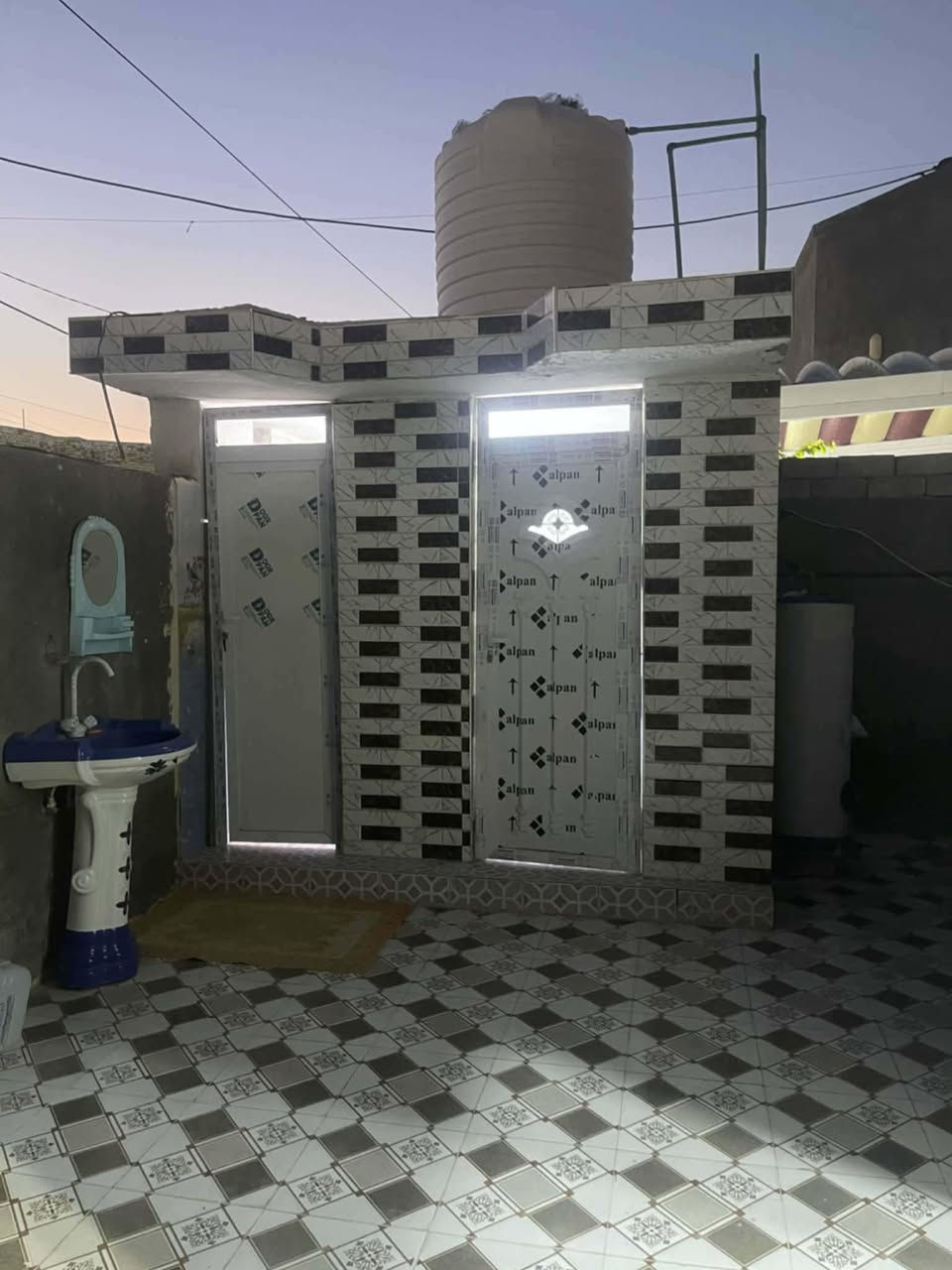 بيت للبيع  سعر مناسب حي جسوم مساحه200 متر بناء طابوك ورباطات جاهز من كلشي البيت ما شاء الله
يتكون من غرفتين وصاله ومطبخ وبراني 
للاستفسار الاتصال ع الرقم ***********
@الجميع
