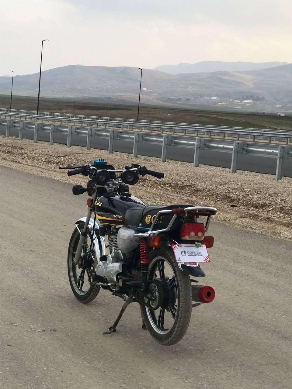 السلام علیکم دراجه سولينك موديل 2024 للبيع ،محرك 200cc   کهربائیات کامله شغاله الدراجه 5  گیر وما بيها اي 
نقوصات والمحرك مكفول كفاله عامه ابد ما مفتوح وبيها منفیس ،معدل وشلعه فول ما شاء الله بریکات کامله ديسك مامي وبنز خلف ،السعر 560 الف وبيها مجال بسیط خاطر 
لجيه الرقم *********** لا تتصل اذا مو شراي
