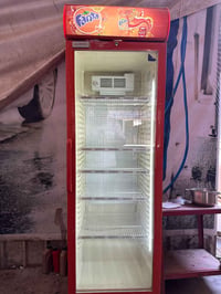 عارضة للبيع تبريدها يخبل  سعرها 250 وبيها مجال مكانها بغداد الدورة 077...