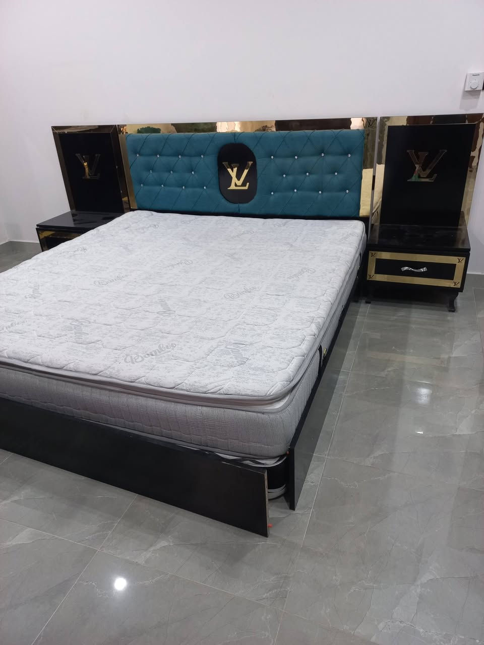 غرفة نوم تركية للبيع نضيفة السعر ٣٢٥ الف المكان بغداد الدورة موبايل *********** يوجد وات ساب
