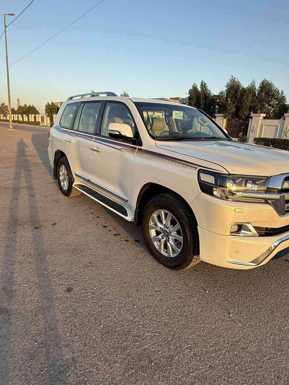 السلام عليكم للبيع لاندكروز GXR 2017 وايت أدشن محرك V6
تحكم سرعة 
دبل ماوس
فتحة سقف وباقي المواصفات معروفة

رقم أربيل الجديد  باسمي وهزتها جديدة 
ماشية 100Km
بيها الباب الخلفي عكس السايق صبغ وبارد بدون ضربة الباقي مكفول 
محرك كير وصدر وتبريد مكفولات 
تخم تاير جديد اصلي
السعر 46000 ويها مجال رقم ***********

مكان السيارة بغداد
