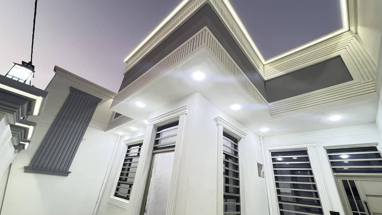 دار سكن للبيع
___
العنوان : حي الجامعة 
 داخل مجمع حيدر ابن حجي هندي النموذجي
مجمع خدمات كاملة
كهرباء _إنارة _ماء _مجاري _ تبليط _ أرصفة_مولدة منطقة
البلوك رقم 13 _يقع على شارع بعرض 15 / M _موقع مميز  

-------------------------------------
زراعي سند 25 
بناء حديث  
غير مسكون
طابق واحد كونكريت مسلح

المساحة :200 / M

--------------------------------
 تفاصيل البيت 
____
غرف نوم عدد 2 نظام سويت، صالة عدد 2، استقبال، مطبخ(حار+بارد)، مجمع صحي عدد 2، گراج سيارة، حديقة

 

                          المراجعة 
    مكتب العتابي للعقار  ديوانية الجزائر مقابل فندق
برج الامراء للاستفسار           ***********
                                 ***********
                                 ***********
