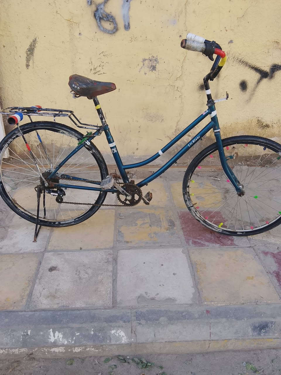 سلام عليكم باسكل البيع نضيف حجم 26 كامل وكلشي ما نقصه مكاني ناصريه حي اريدو رقم ***********
