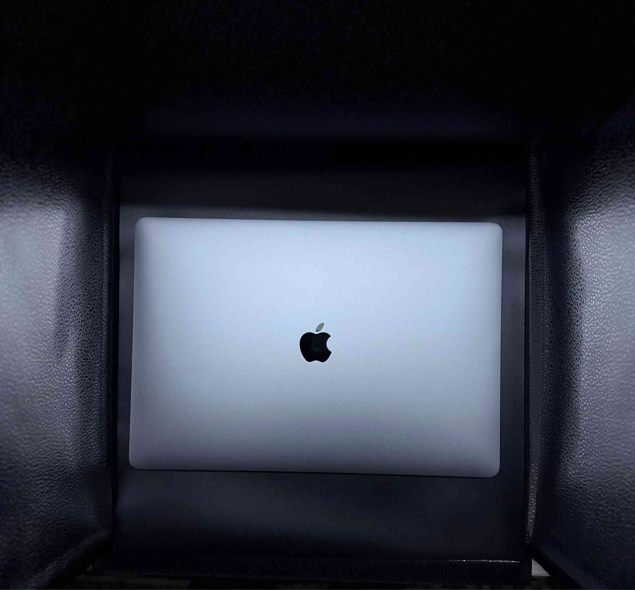 MacBook Pro 16 i9 2019 
ماك بوك برو ١٦ بوصة ٢٠١٩
المواصفات:-
-حجم الشاشة: 16 بوصة 
-المعالج: Intel Core i9
CPU: Intel Core i9‑9 8‑core -
GPU: AMD Radeon Pro 4GB- 
-الذاكرة العشوائية:16GB RAM
-معالج الرسومات : 4GB
-سعة التخزين:1TB SSD
-عدد دورات البطارية: 415 دورة 
-الحالة: ممتاز كالجديد 
-هديه حقيبه كبيره جلد اسود 
-مع هدية حافظه غلاف شفاف بلون اسود للماك مع حمايه لوحة المفاتيح 
-هدية USB-C ادبتر 4K 

السعر: 1,045,000 د.ع

التوصيل: مجاني إلى جميع المحافظات، مع إمكانية فحص الجهاز عند الاستلام قبل الدفع.

للطلب أو الاستفسار:-
إرسال رسالة أو الاتصال على :
‎              0770 5266 000 / واتساب 

للمزيد تابعونا على إنستغرام: 
amwaj.macstore بغداد, العراق
