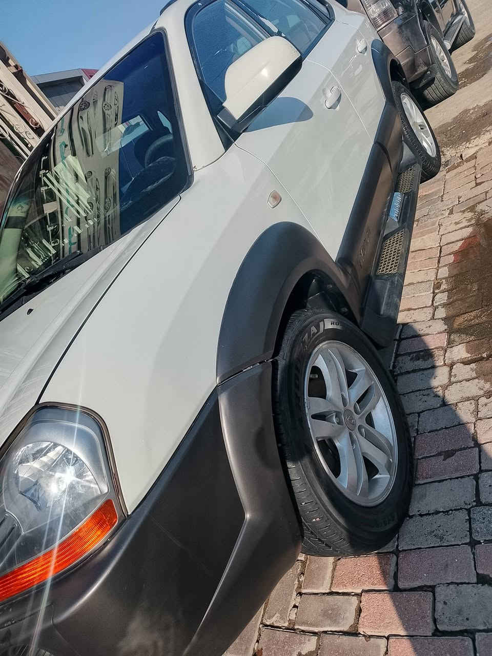 .السلام عليكم 
توسان موديل 9 خليجي 
بلادي 
بي 3قطع صبغ فقط باقي كفاله عامه  سونار موجود بل منشور سياره جاهزه من كل نواحي بل عافيه ياخذها 
كير محرك تبريد مكينه كفاله عامه بلادي 
تخم تاير شواصي مكفولات بلادي 
محرك 2000دوش
4سنكدر 
رقم بغداد نكليزي سنويا جديد هزه جديد 
سعار سياره 98$بي مجال شي بسيط 
العنوان بغداد بلديات نتصل وتدلل 
***********
