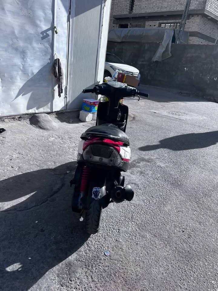 السلام عليكم للبيع ماكس عدله المكان البصره شارع التجاري الدراجه نضيفه وتخبل الون ابيض مغلفه فابلون احمر السعر 750 وبيها مجالل الرقم ***********
