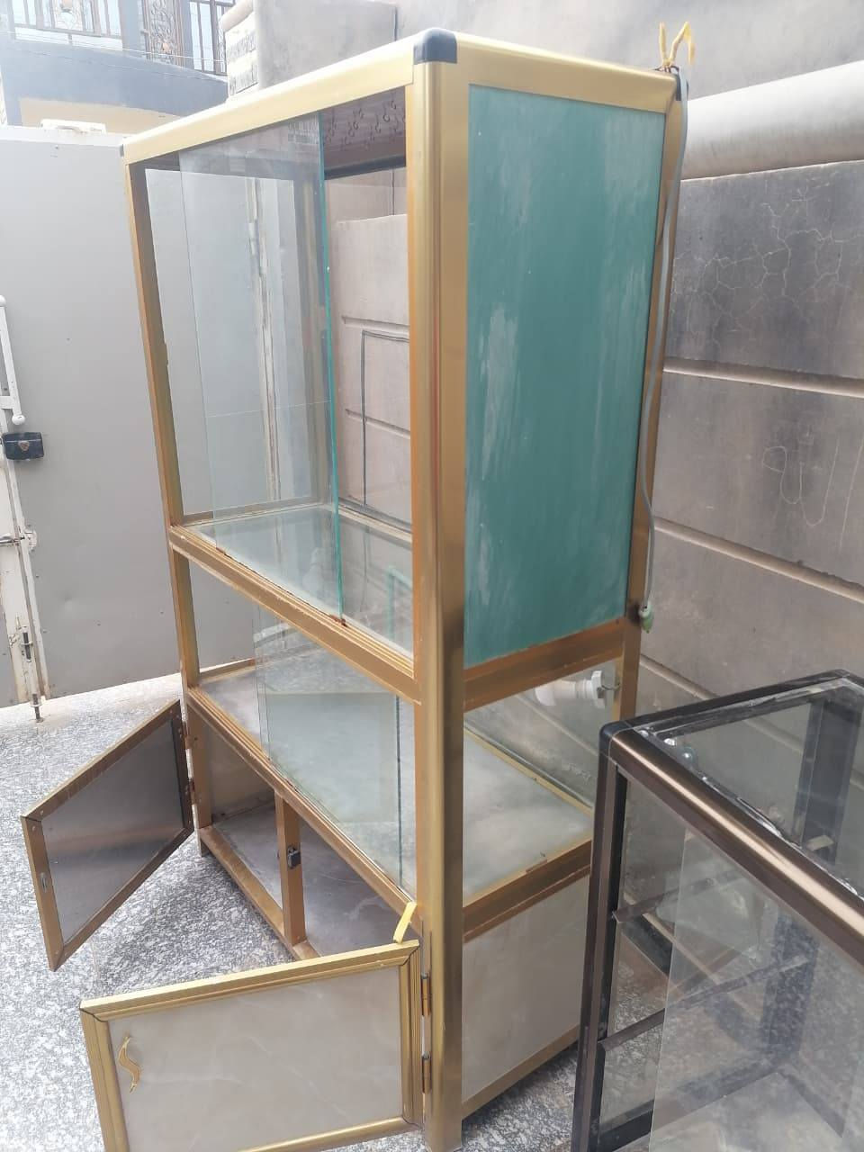 سلام عليكم عندي معارض للبيع بسعر مناسب للتواصل ***********
