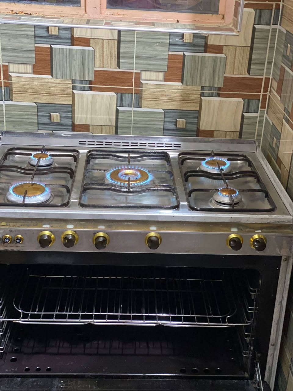 طباخ كريازي مصري شغال ٢٠٠قفله ***********
