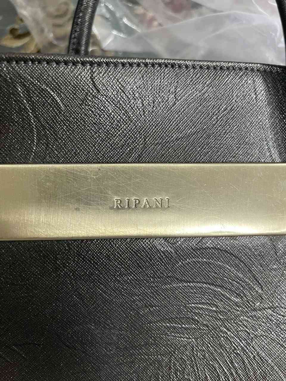جنطة ماركة ريباني الايطاليه مختمه سعرها ٢٠ الف 
ملاحظة نظيفه ميه بالميه


**إذا كنت صاحب هذا الإعلان وتريد حذفه لأي سبب، رجاءا أرسل رسالة إلى الدعم الفني**