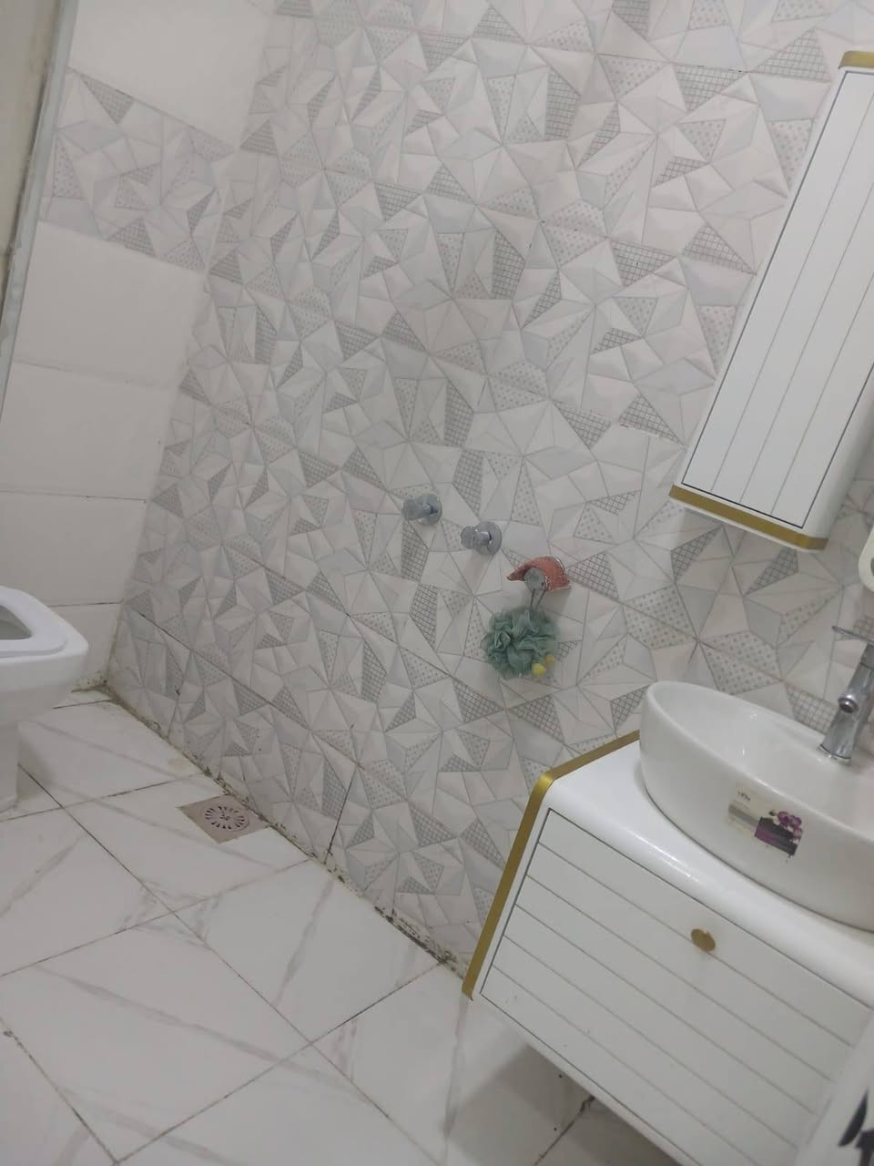 السلام عليكم دار للبيع الزعفرانية منطقة بيت بنيه فرع( 29)
بناء حديث 

المساحة 100 متر مربع طابو زراعي سند 25 

طابقين.. 

الطابق الاول استقبال+صاله ومطبخ+صحيات +غرفة نوم

الطابق الثاني غرفتين نوم +صحيات

وكما موضح في الصور ادنااه

السعر( 120) مليون

للتواصل ***********
