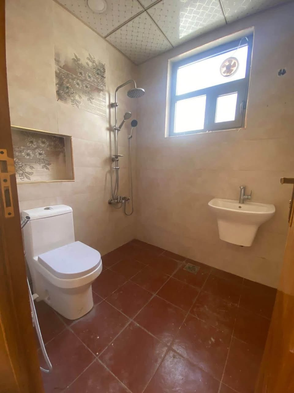 ✨🏡 مكتب حلم عقاري 🏡✨
نحقق حلمك بالعقار المناسب بأفضل الأسعار والمواقع المميزة 

 منزل للايجار💎

مساحه: 100 م

يتكون من 
4 غرف نوم - صاله - مطبخ - حمام ✅
موقعه السيديه بالمربع الذهبي 📍

سعره : بمليون وربع 

تتواجد عند مكتب حلم عقاري 
الموقع : السيديه - الضباط - شارع الكويتي 📍
للتواصل والاستفسار ***********
