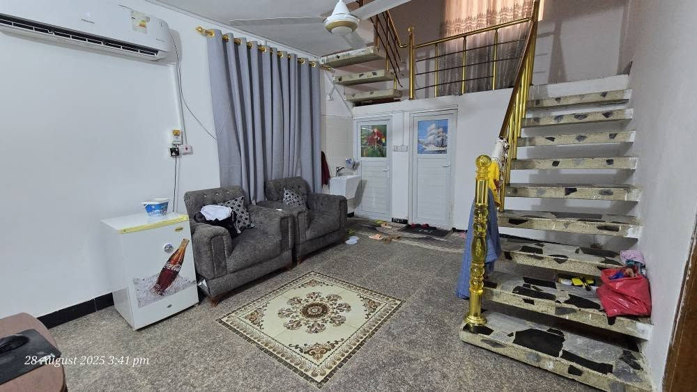 سلام عليكم 
دار للبيع  بمساحة ٢١٦ م في الحلة حي المهندسين واقع في الفرع مقابل مجمع الامين الطبي مجاور فرن صمون العسل عرض شارع ١٥ متر 
يبعد مسافة ١٠٠ م عن الشارع الرئيسي
سعر البيع ٢٣٠ مليون
طابو صرف بناء ٢٠١٠ وترميم ٢٠٢٥ وحالة الدار جيده جدا 
بناء طابوق جمهوري وسقف صب مسلح  
طارمه بأرضية بورسلين تكفي سيارتين وحديقة كبيرة 
ممر داير الدار بلا مناور 
الطابق الاول ارضية كرانيت ومكون من هول و استقبال و مطبخ و غرفة و صحيات
الطابق الثاني ارضية بورسلين ومكون من هول و غرفتين و صحيات و بلكونه
سطح ارضية فرشي
للتواصل ***********
*********** حلة, بابل
