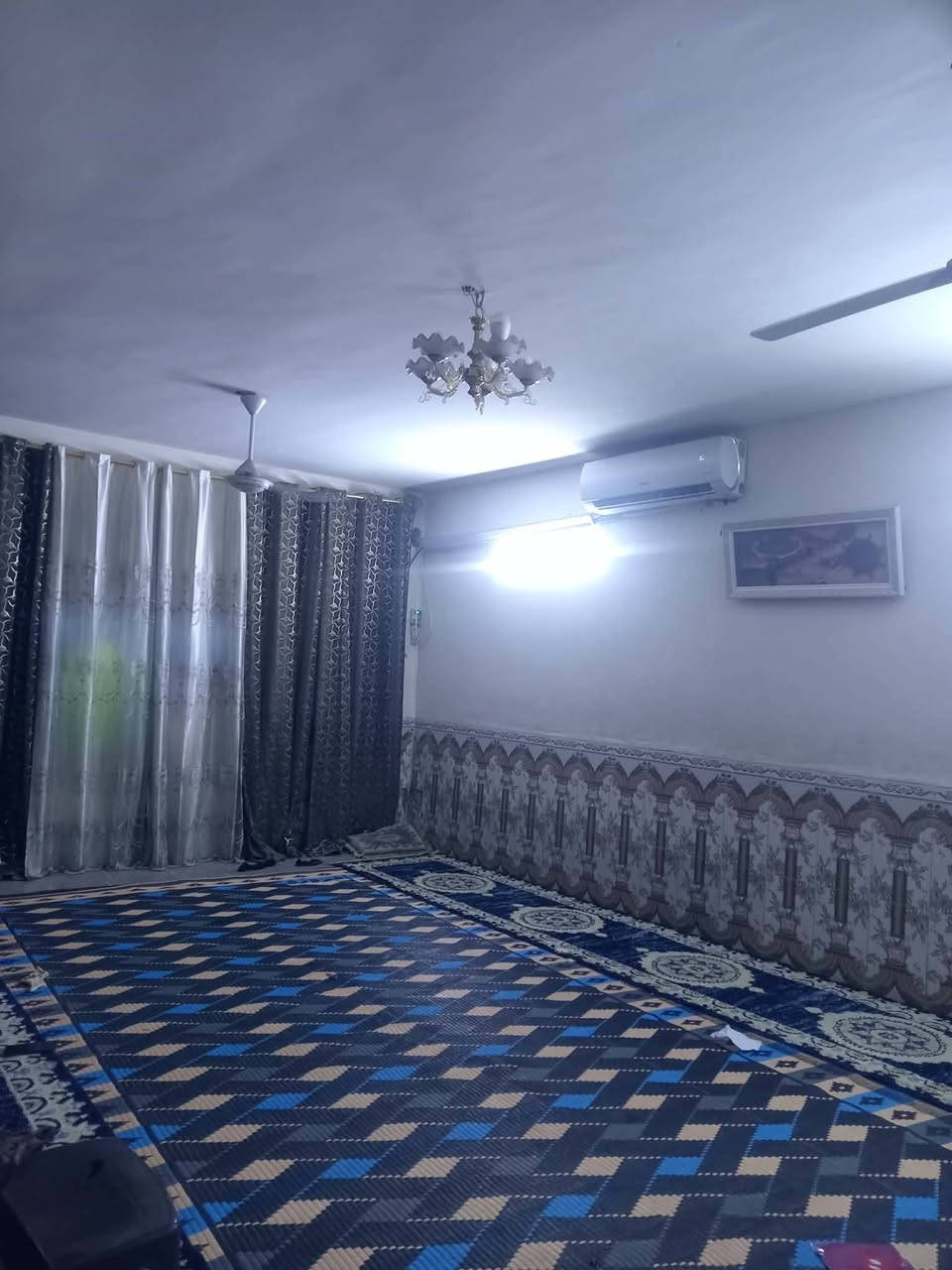 السلام عليكم بيت للبيع كفاءات طابو ملك المساحه١٤٠متر طابقين للاستفسار  استقبال صاله ٣غرف نوم مطبخ وصحيات عدد ٣ السعر ١٧٠ مليون طابو ملك الاستفسار***********
