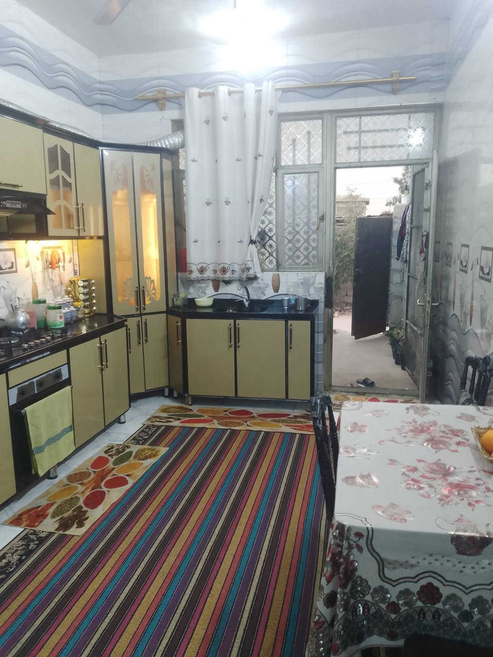 السلام عليكم بيت للبيع سكني زراعي منطقة الانتصار مقابيل مستشفى حماد شهاب
مساحة 150 متر 

يحتوي على غرفتين وصالة ومطبخ حار وبارد 

واستقبال وخدمات 

+ تبليط مجاري كهرباء ماء 

السعر 65 وبي مجال 

للاستفسار 

***********
