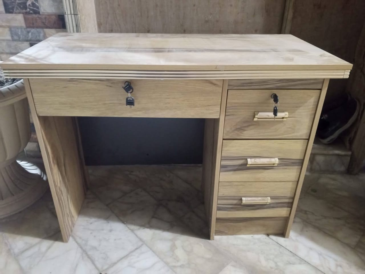 ميز مكتبي تركي للبيع سعره 75
مكان ناصريه ***********
