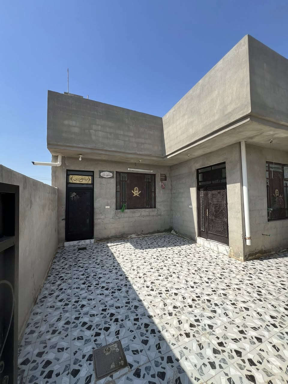 السلام عليكم ورحمة الله دار للبيع مساحته 200متر بيت مطلوب سكان سعره 130 بي مجال في جديده الاغوات قرب ماركت السجاد خامس بيت عل شارع الاستفسار يوجد وأتساب ومازنجر ***********
