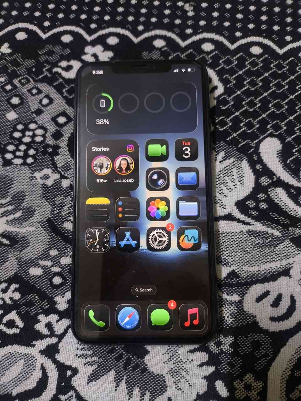 اي فون 11برو ماكس ذاكرة 64 الجهاز شرق اوسط عربي تك سيم مع شاحنة ankar بلادية كل شي بي بلادي بس مبدل سماعة داخلية بالشرط السعر قفل 300 العنوان كركوك فقط بيع مااراوس  ***********
