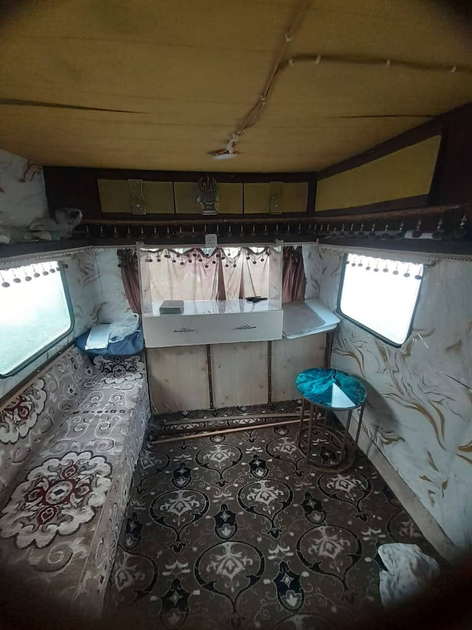 علیکم بەرێزان ... کەرەڤانە بۆ فرۆشتن ... شتێکی پاک بێ عەیبە . کارەبایات و بەگەلایت  کاردەکات . ناوەوەی قەنەفە و سلاجەی تێدایە ژووری نوستن و سیسەمی تێدایە .  لەدوای سەیارە دەیەخرێت بە سەیارەیی گچکەش رادەکێشرێت . سعری 14 وەرەقە و مەجالی تێدایە . ژ.م خاوەنی ***********
