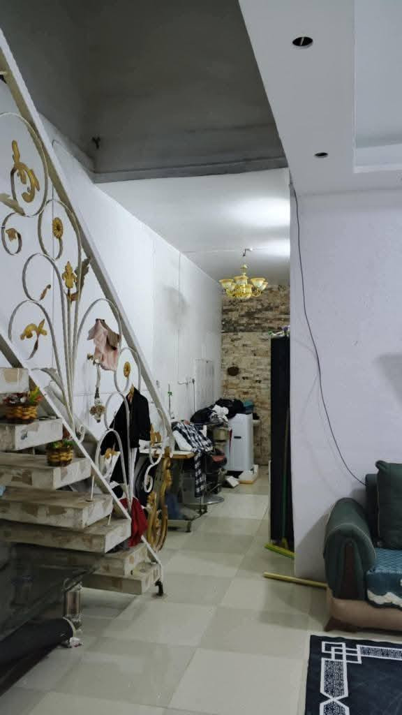 بيت مساحته100 واقع حال140 كريطعه قرب اسواق علي حسان عكاده
بناء مرتب زين
يتكون من غرفه كلدور صاله صغيره مع مطبخ الجوه صب
وفوك سويت كامل عكاده
طابو زراعي سند25 ملك صرف

مكتب وعقارات الوارث
***********
