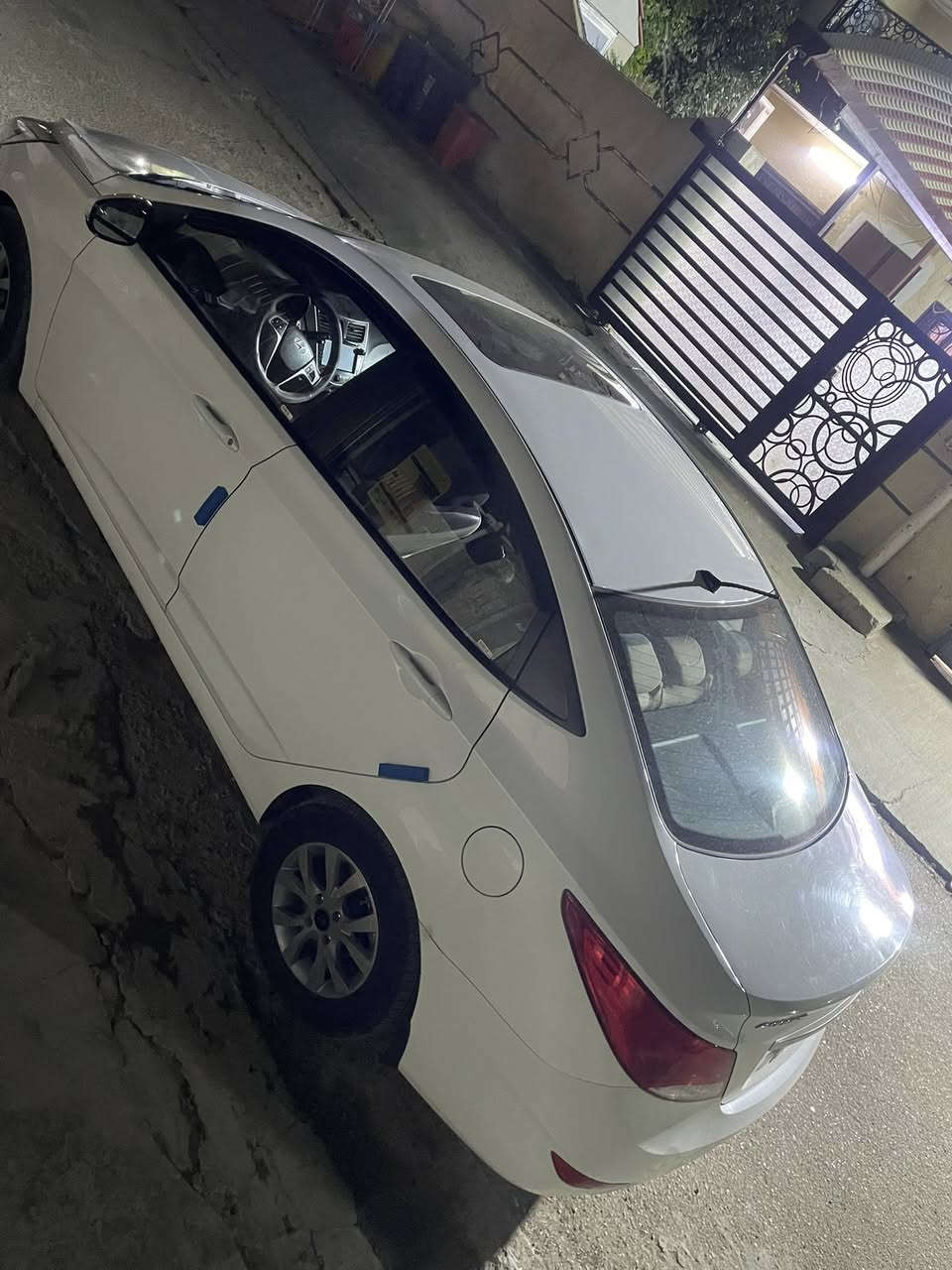 السلام عليكم

اكسنت 2016 خليجي
السعر المطلوب: 115
وبيها مجال للّي يرغب بالشراء، وياريت يكون جاد لأن صراحة تعامل البياعة شوية متعب 😔
عداد السيارة حقيقي 83 الف 

محرك 1600 قطرتين (مثل ما يسمّوها).
السيارة بيها سونار حالياً للمصداقية وحتى أرتاح من سوالف البياعة.
السيارة مكفولة وجاهزة بالكامل عدا المذكور بالسونار.

المواصفات:

 • محرك 1600
 • فتحة سقف
 • 4 دسك
 • 5 تچاوي
 • أشاير بالمراي
 • تحكم مقود جهتين
 • شاشة
 • كامرة خلفية
 • مقود صاجي
 • التبريد شغال 100%
 • التدفئة ملغاة للأمانة (من شتريتها قبل 3 سنوات)
 • تايرات بحالة جيدة جداً 
 • گير نشط ونظيف جداً
 • المحرك صافي وبحالة جيدة
 • كهرباء السيارة شغالة بشكل كامل
 • غرفة السيارة نظيفة جداً من الداخل (بلادية مع دوشمة)

استخدام السيارة شخصي.

السيارة باسمي، سكني الدورة،
ووظيفتي صباحاً بـ الصالحية.

للاستفسار والاطلاع على السونار:
***********

إذا أحد يحب يشوفها أثناء الدوام الرسمي، أرجو إبلاغي حتى آخذها وياي للدوام.

وآسف على الإطالة، وشكراً للإصغاء �
