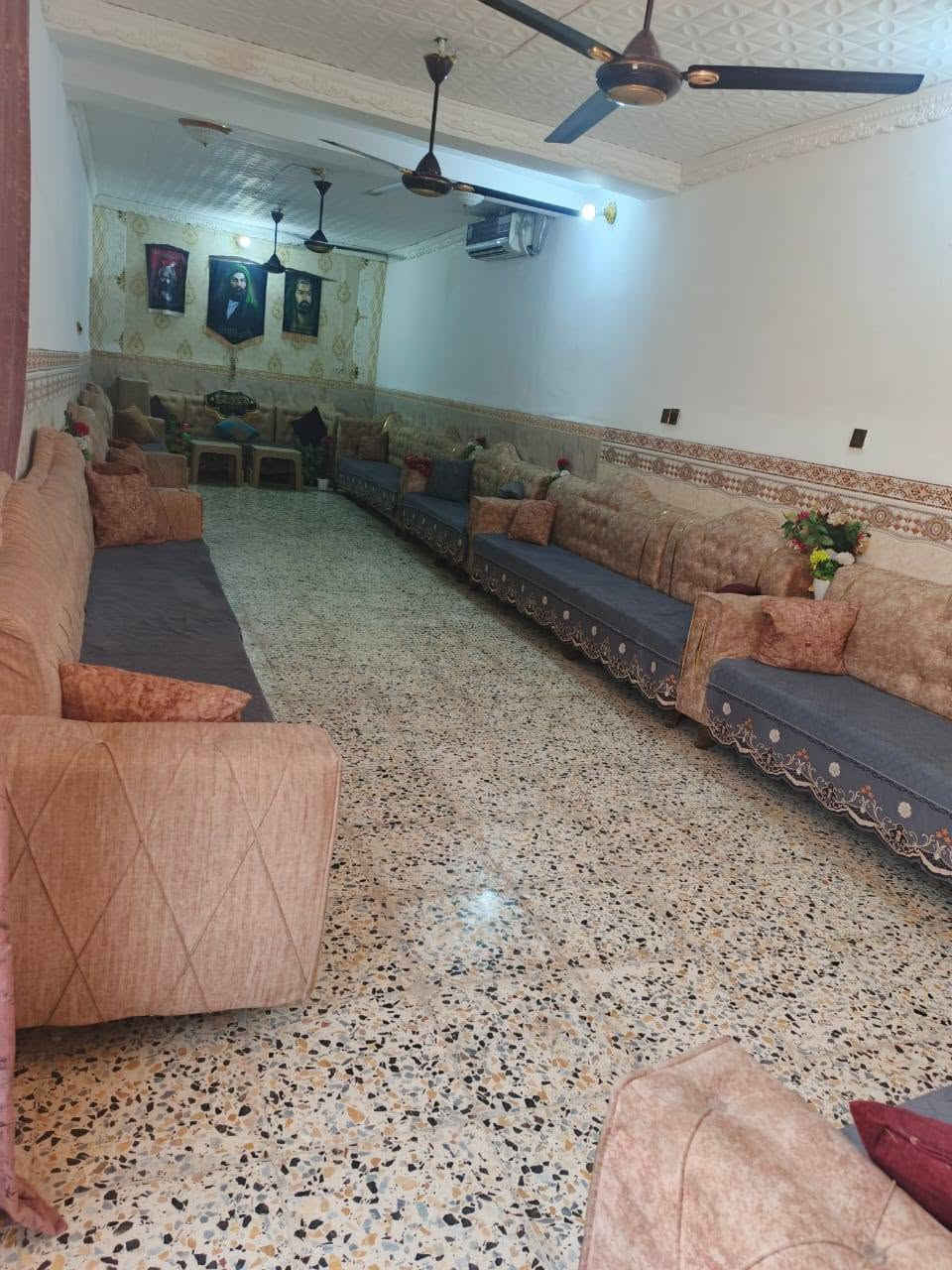 دار للبيع مساحه 276 متر طابو صرف هاشميه حي الباقر خلف معمل النشأ قرب شركة الأتحاد سقف عكاده يحتوي على ستقبال طول 12متر عرض 4ونص المطبخ طول 5×4 الصاله الطول 9×4 يحتوي الطابق الأرضي غرفتين 5×4 وغرفه صغيره 3×3 سطح يحتوي على غرفه 5×4 ومخزن جينكو حمامات داخليه وخارجيه واجهة الدار تحتوي على محل اللأستفسار *********** واتساب فقط.
