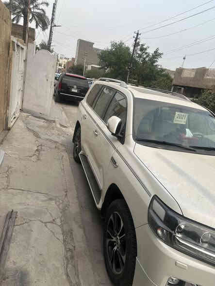 لاندكروز 2021  GXR فطيم  كراند تورنك
‏6V سلندر 4000
مكفول فقط الي موضح بصوره رقم اربيل 
ماشيه 45 الف كيلو
فول مواصفات. 
4 بصمه
سلايت
باب خلفي كهرباء
فور ويل4X4
زراك لايت 
اشارة جانبيه
8 ايرباك 
حساس امامي خلفي بلادي
شاشات خلفيه 
داخل بيج
كراسي الاماميه كهرباء 
دشبول لكزز ليزري
السعر 530 بيه مجال 
مكان السياره. بغداد الدوره شارع ابو طياره
رقم الهاتف ***********
