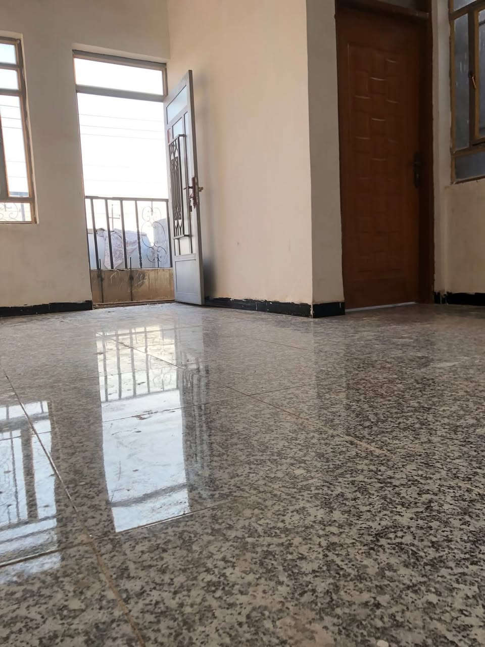 شقة للايجار جديدة
طابق ثاني جيب اثاثك و اسكن كاملة و الكمال لله و الجوارين حبابين ناس مرتبة  

خلاطات جديد مجاري جديد سخان جديد خط مولد جديد  واصل للشقة و جوزة ذكية جديد مقطورة ماء خاصة بيها للشقة جديد و تشوف كل الخير عليها ان شاء الله . غرفة كبيرة و صالة و حمام صحيات و مطبخ و بالكونة  .. تتسع لـ نفرين 

عنوانها جبيرية ثانية  الحولي شارع عام قرب جامع سيد احمد الرفاعي ***********
