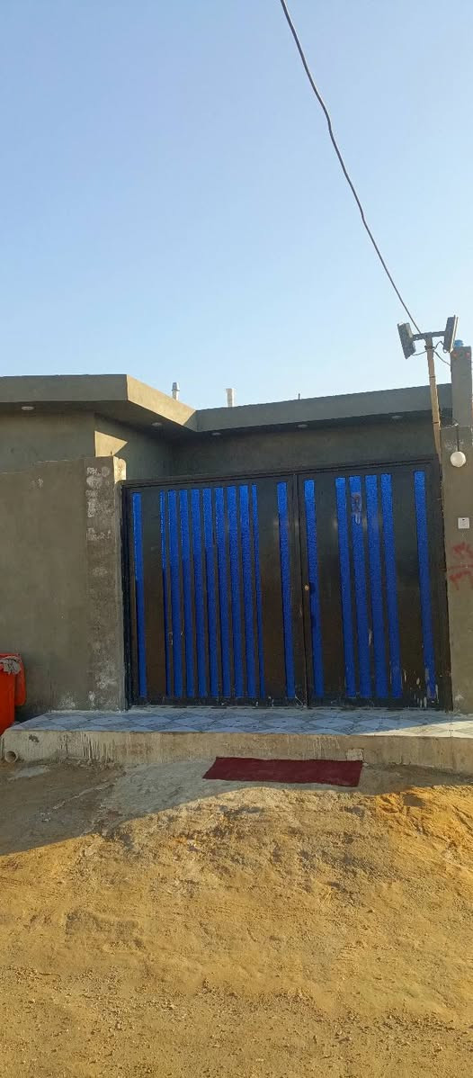 دار للبيع المساحه 200 متر العنوان النجف ناحية العباسيه بمجيلع قريب على مضيف النائب  حيدر طارق بناء درجه اولا يبعد عن الشارع 30متر غرفتين اوصاله اوستقبال سعره70اوبي مجال  اتصل او بيك خير وتددلل ***********
