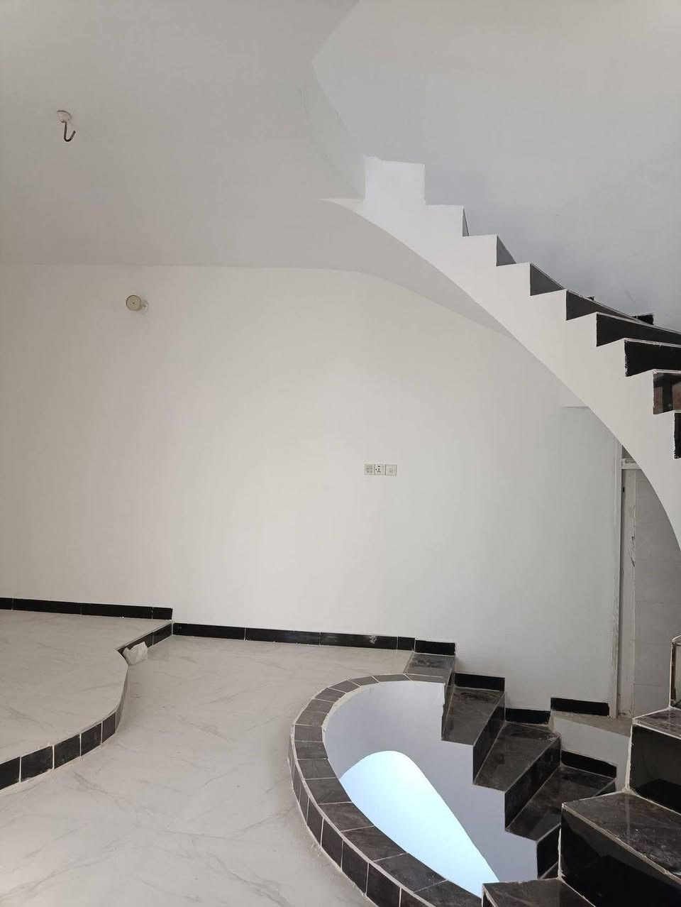 سلام عليكم
بيت 125م واجهه 10م ونزال 12ونص م طابقين  مكانه حي الزيتون مطلوب 100مليون مبادره وبل يده 58
***********
