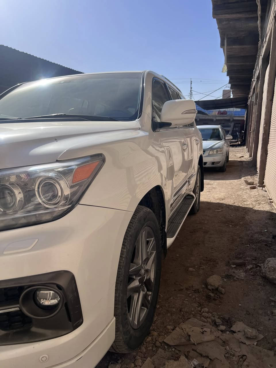 السلام عليكم ورحمة الله وبركاته لاكزز للبيع موديل 2012 رقم بغداد مميز وشرط تحويل ثاني يوم مكفولة كفالة عامه عدا بيها بارد مأشره بالصوره فقط لا غيره السعر 420$ وبيها مجال 
الاستفسار الاتصال/ ‭0781 127 7274‬
مكان السيارة الحله شارع 40
