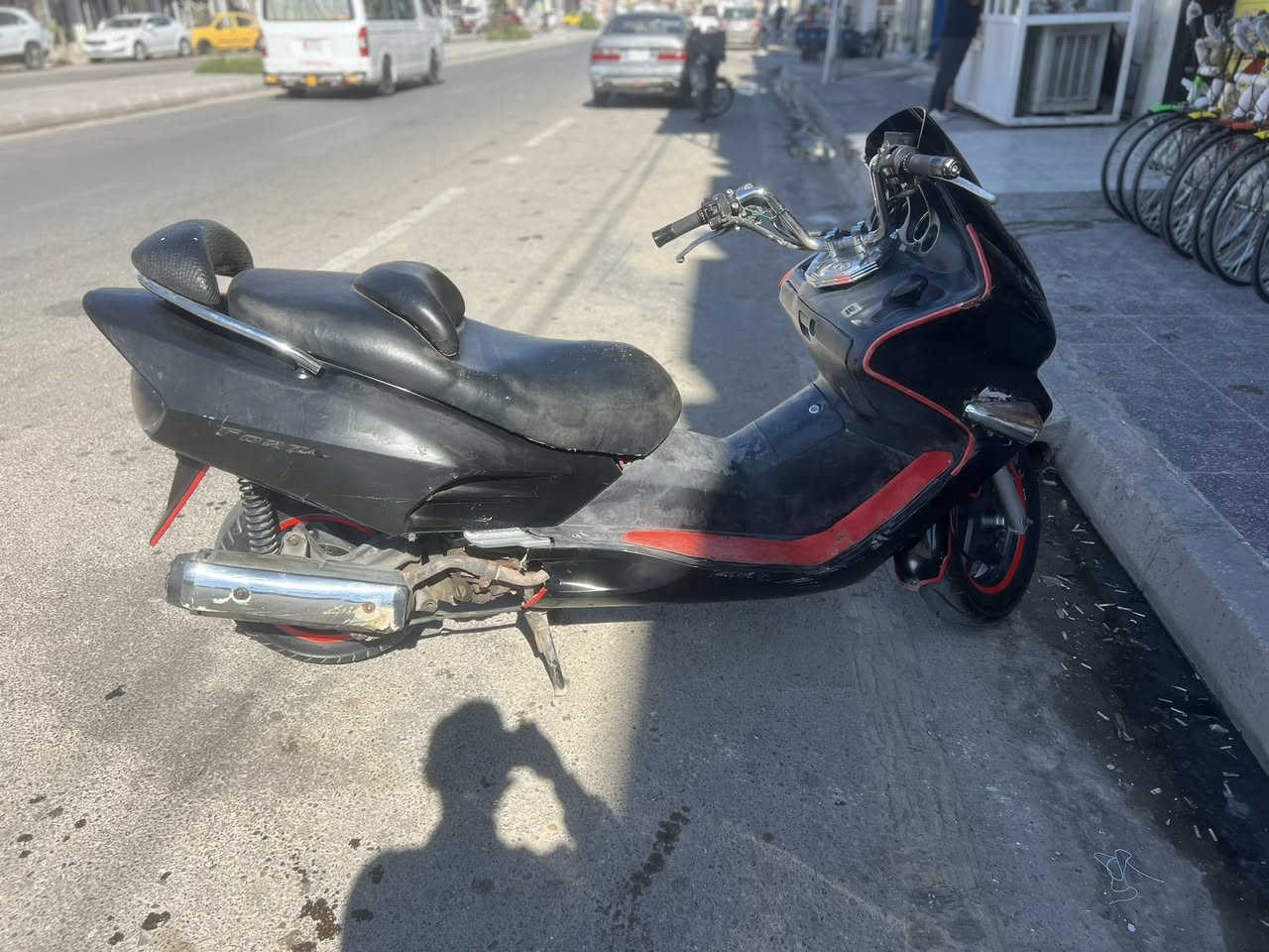 سلام وعليكم فورزه للبيع 06 كلشي بيه شغال كيلو متر رون كلوب جنطه لايت مكينه ستوني جفتته حماوه نص ثابته دراجه كلشي ما عوزه بس كفراته شويه تعبانه للستفسار ع رقم ***********  سعر 600 الف وبيه مجال للطيبين مكان دراجه كوت طشاش
