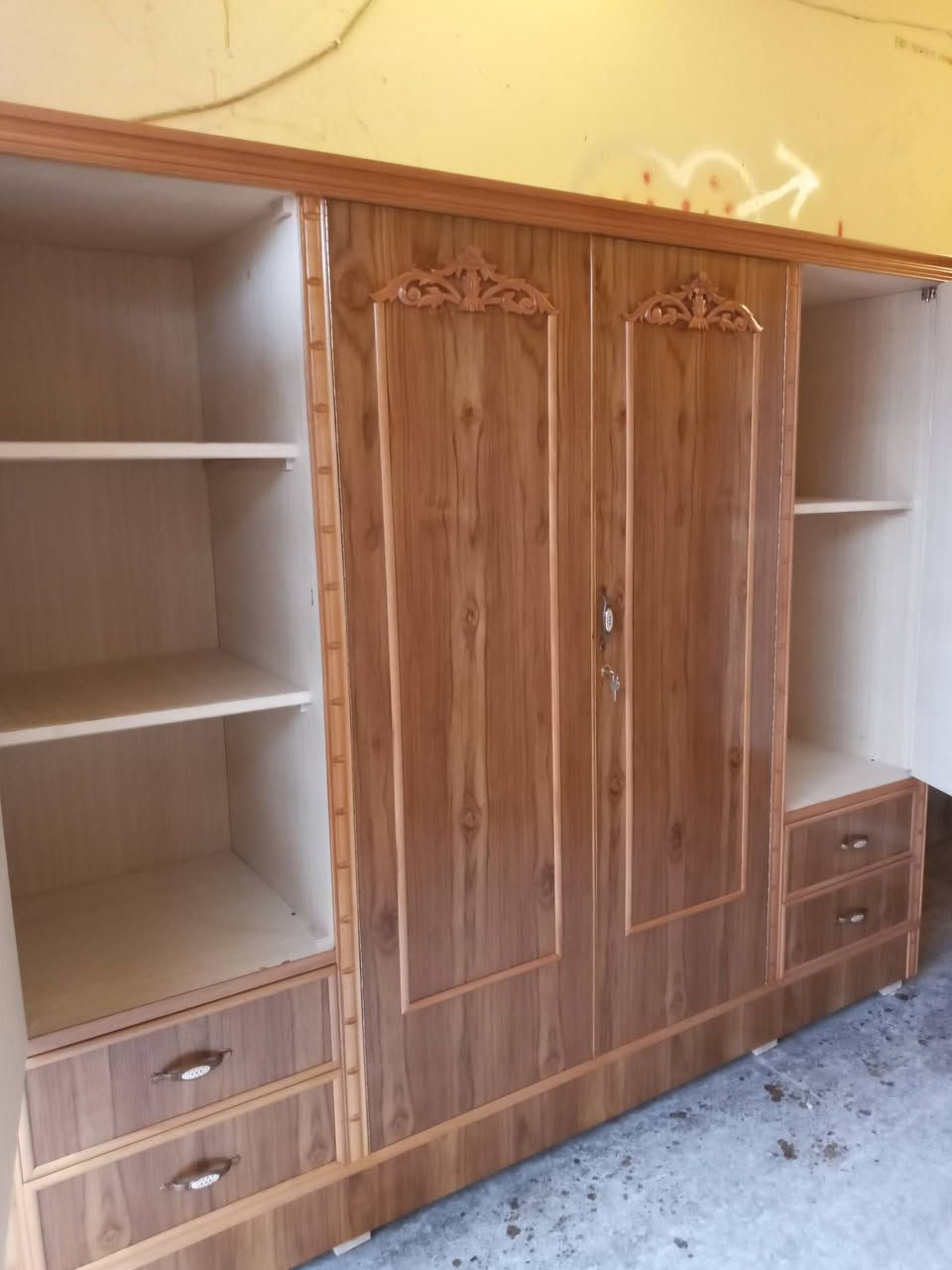 كنتور 4باب نقش زان شغل توصي 4مجرات ما تجاري العنوان حي الحدباء خلف مرطبات البحرين  ***********
