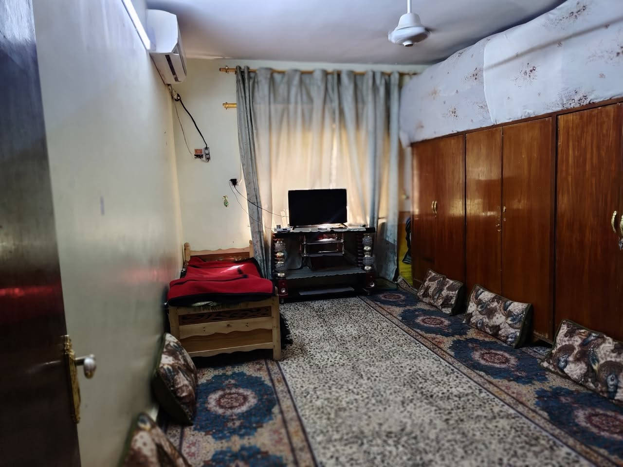 سلام عليكم
دار سكني للبيع 
المساحه ٣٠٠م
بيت ركن
طابقين
بناء طابوق وكونكريت 
الطابق الاول  يحتوي علئ غرفتين نوم وصاله ومطبخ وبراني وحمام داخلي
الطابق الثاني يحتوي علئ ٣ غرف واحده منها نضام سويت
الموقع الديوانيه حي الجزائر 
للاستفسار  اتصال ع الرقم
***********
