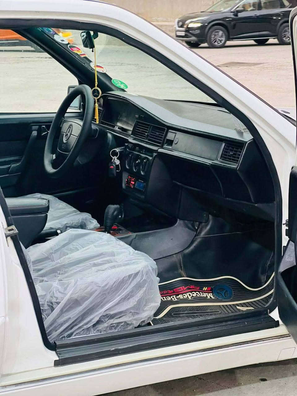 اليدور نضيف وجديد خلي يدلل
مارسدس 190 طيارين موديل 1990 محرك ونجي تبريد تدفئة شغال 🥶 جام كهربائي رقم بسمي تريد تحويل تريد وكاله سيارة جاهزه مكان السيارة ديالى الشراي هاذ رقمي وخلي يتصل *********** @ لسعر 58 وبيهة مجال بسيط
