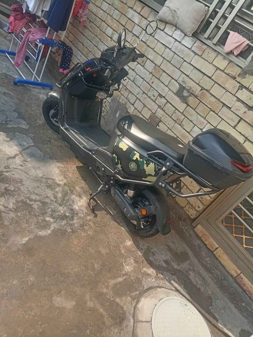 دراجه شحن سبع بطاريات صقر الاحمر اسمها السعر 675؛ وبيها مجال ***********
