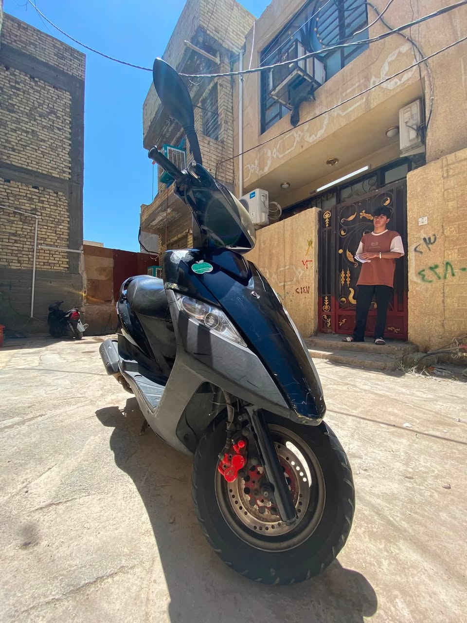 السلام عليكم 🫶🏻
ماگـس ثَـعلب 140 للــبيع موديل 2005 ✅
مكفولـهةة كـفالــهةة عــامة شَــرط الـمحرگ والكشر ✅
كفراتت خَــتم وأحــد مــن مازدات من سوادات كلها مختمه الدراجه وشرط الملاحــهةة  بــلاد  نــاشفه الدراجــه ✅
الدراجـه وضع الزيروو شوفت عيــنگ 17,000 وماكو بـ هيــجٌ موديل بـ هاذه الممشى  شرط تفتح الدراجه ع راحتك وتشوف اذا بيها قطعه تجاري عدا الدبل الامامي والجوزه لان اجت مناك جوزتها متفتح سويج وبيها سويجين هسه ✅👌🏻 
لاييت زينونن ثلجي دبل اشاره كله شغال اناره دشبول كيلو متر عداد بانزين كله شغال كل كهربائياتها شغاله نگره سلف عدا السكن احترك قبل يوم ✅
 اني مطلعها قبل شهرين ونص رمــبهةة مـــن الضلال✅
موجوده بيها مكاتبهةة  وشرط الدراجه اذا بيها شي يختلف عن الكلام الي حجيته تجي تفحص وتاخذها ببلاش 🙂‍↔️
الـــسعر 700 $ الف وبيها مجال 
ادري صارت رمبه 850 بس اني ماخذها مو مال اخسر بيها هواي والرمبه هيه مال شارع لحد يضحك عليك ويكلك اكو رمبه هسه لان كل الحاويات واكفات بـ الميناء رمبه ماكوو ✅
الـ عنوان بــغداد الـ كاظميه الطي 📍✅
الاستفسار عن الدراجه 📞☎️
*********** 
وبي واتساب متواجد فيس فقط وواتساب
