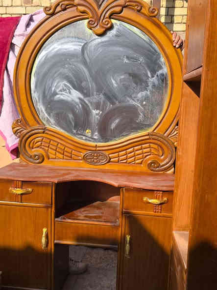 غرفة اخشاب نجاره خمسة ابواب نضيفه
 سعر ٣٥٠ الف
 رفاعي قرب المستشفى للاستفسار *********** ،
